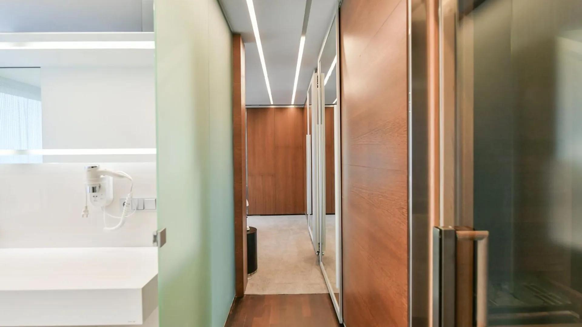 Presidential Penthouse, 303M2, Jacuzzi On Terrace, Sauna, 6Bdrm, 4Bthrm, Ac, Lift Praag 0*,  Tsjechië