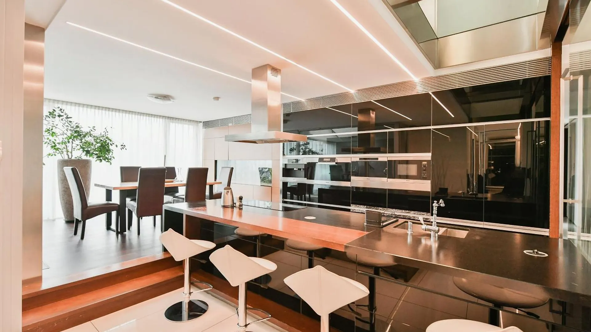 Presidential Penthouse, 303M2, Jacuzzi On Terrace, Sauna, 6Bdrm, 4Bthrm, Ac, Lift Praag Appartement