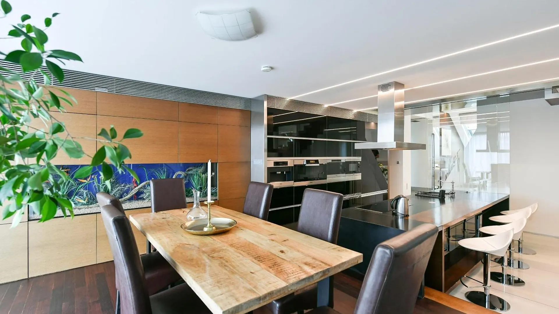 Presidential Penthouse, 303M2, Jacuzzi On Terrace, Sauna, 6Bdrm, 4Bthrm, Ac, Lift Praag 0*,  Tsjechië