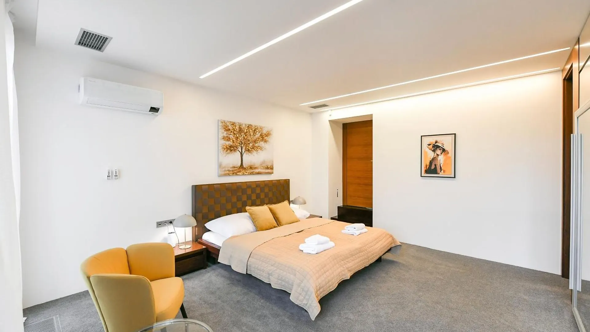 Presidential Penthouse, 303M2, Jacuzzi On Terrace, Sauna, 6Bdrm, 4Bthrm, Ac, Lift Praag 0*,  Tsjechië