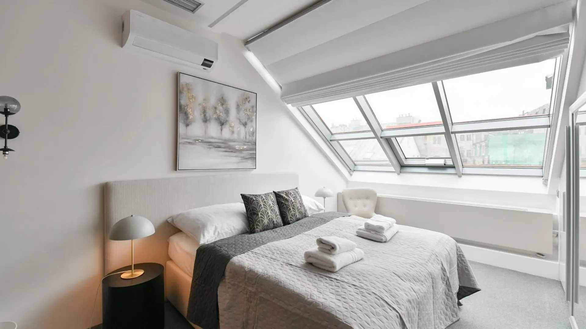 Presidential Penthouse, 303M2, Jacuzzi On Terrace, Sauna, 6Bdrm, 4Bthrm, Ac, Lift Praag 0*,