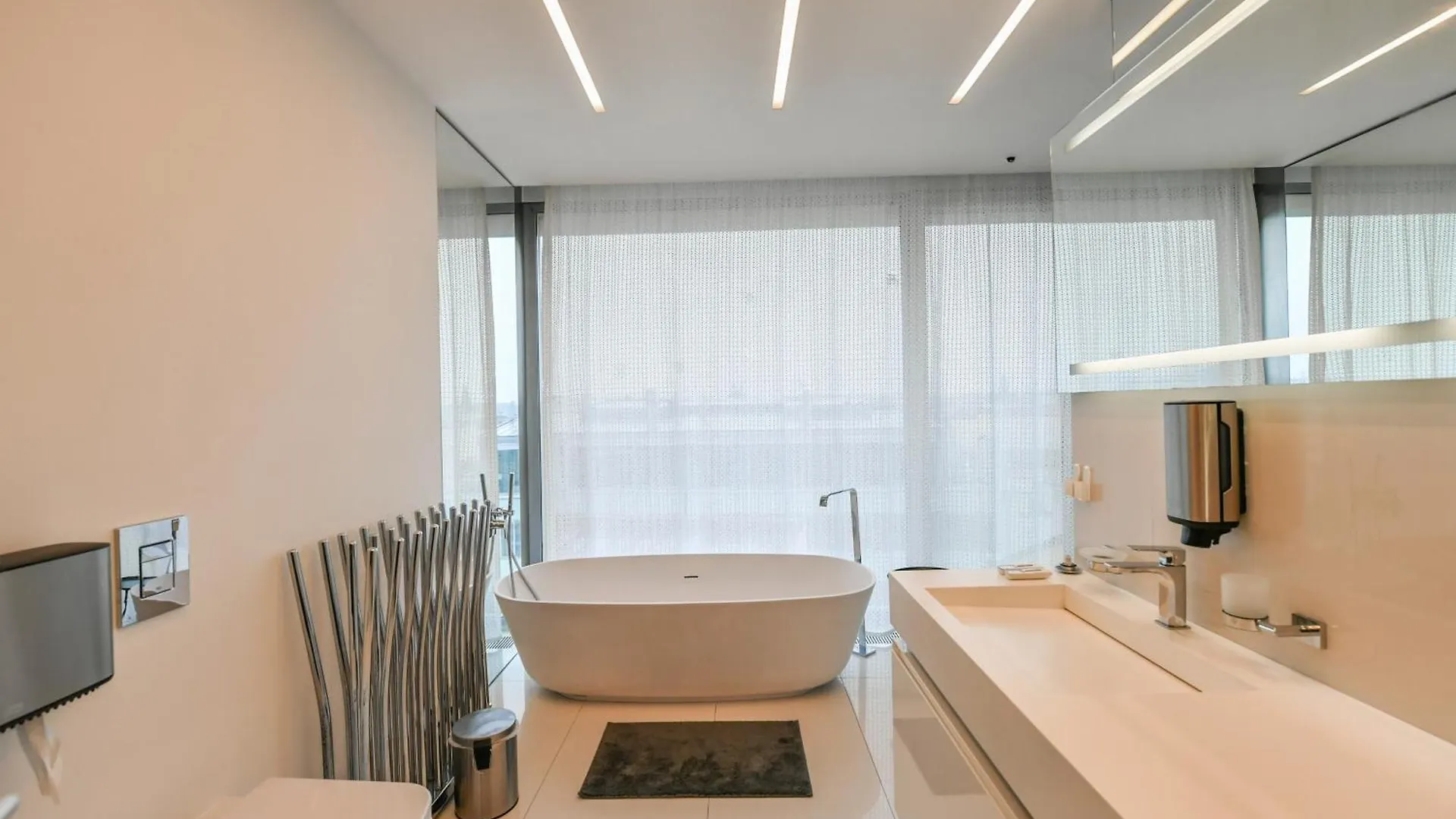 Presidential Penthouse, 303M2, Jacuzzi On Terrace, Sauna, 6Bdrm, 4Bthrm, Ac, Lift Praag Appartement
