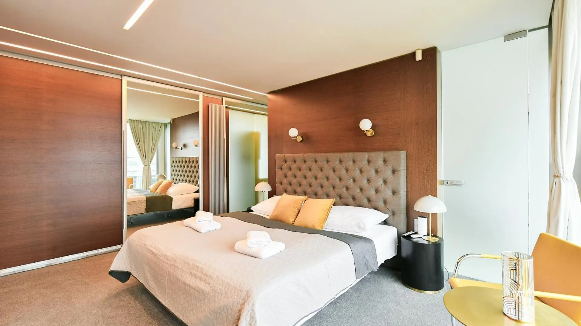 Presidential Penthouse, 303M2, Jacuzzi On Terrace, Sauna, 6Bdrm, 4Bthrm, Ac, Lift Praag Appartement