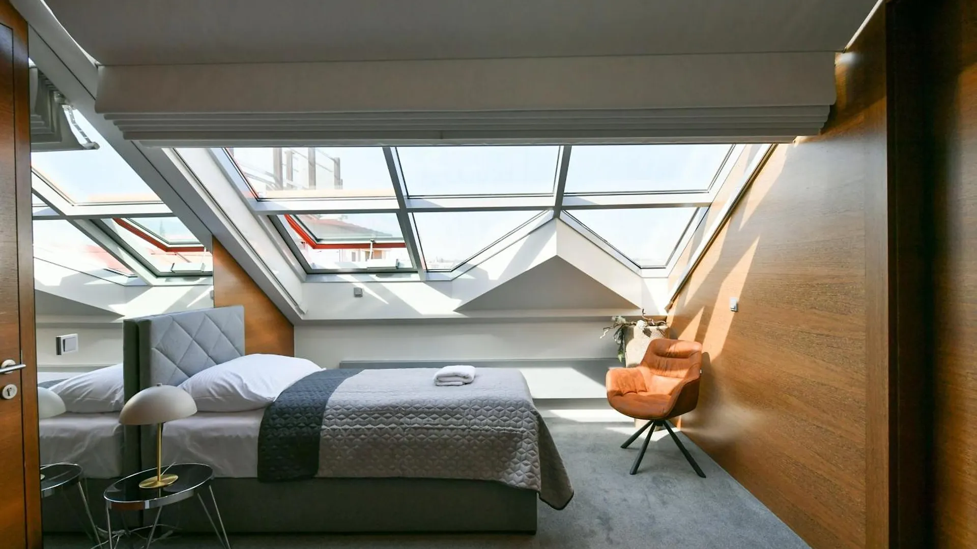 Presidential Penthouse, 303M2, Jacuzzi On Terrace, Sauna, 6Bdrm, 4Bthrm, Ac, Lift Praag