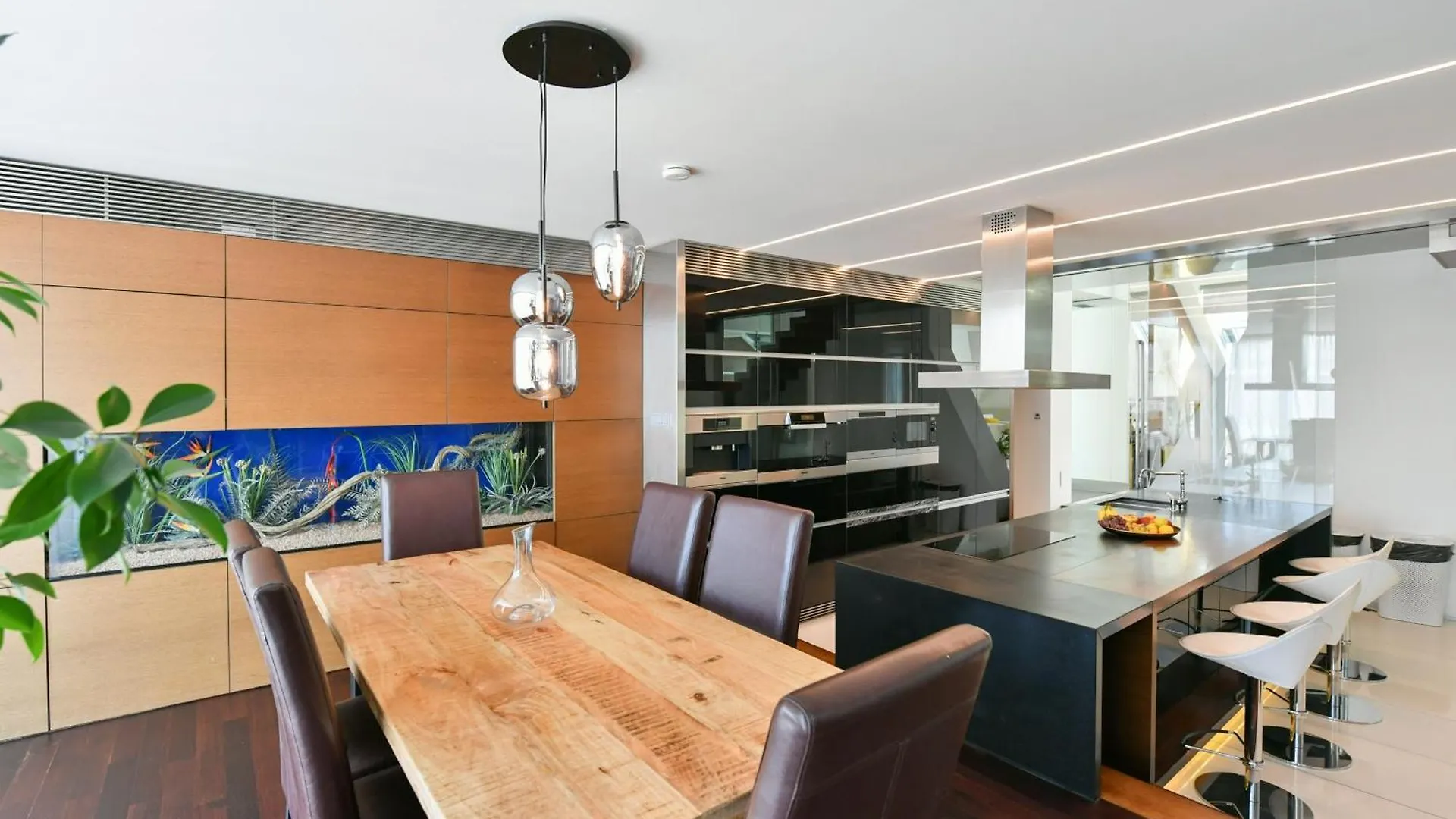 Presidential Penthouse, 303M2, Jacuzzi On Terrace, Sauna, 6Bdrm, 4Bthrm, Ac, Lift Praag 0*,