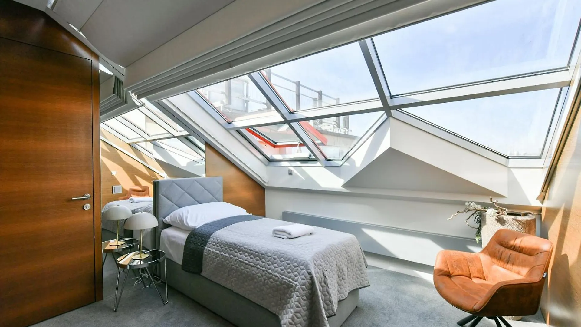 Appartement Presidential Penthouse, 303M2, Jacuzzi On Terrace, Sauna, 6Bdrm, 4Bthrm, Ac, Lift Praag