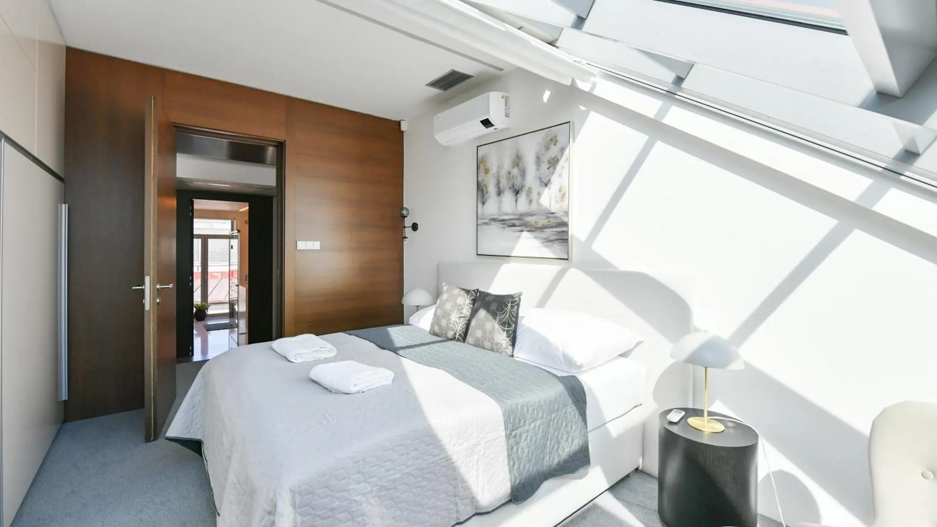 Presidential Penthouse, 303M2, Jacuzzi On Terrace, Sauna, 6Bdrm, 4Bthrm, Ac, Lift Praag Appartement