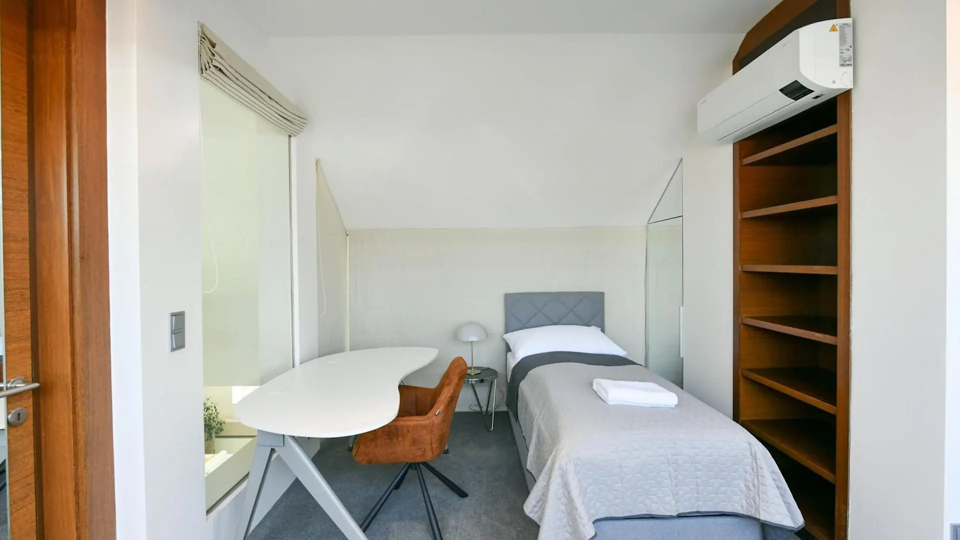 Presidential Penthouse, 303M2, Jacuzzi On Terrace, Sauna, 6Bdrm, 4Bthrm, Ac, Lift Praag Appartement