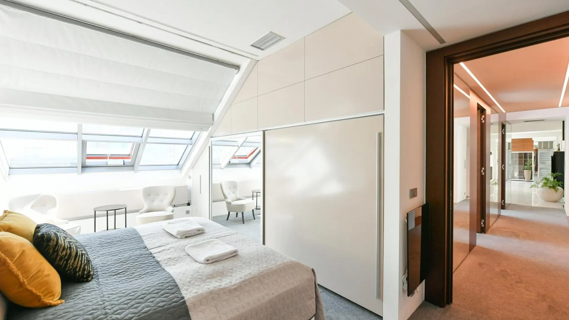 Presidential Penthouse, 303M2, Jacuzzi On Terrace, Sauna, 6Bdrm, 4Bthrm, Ac, Lift Praag 0*,