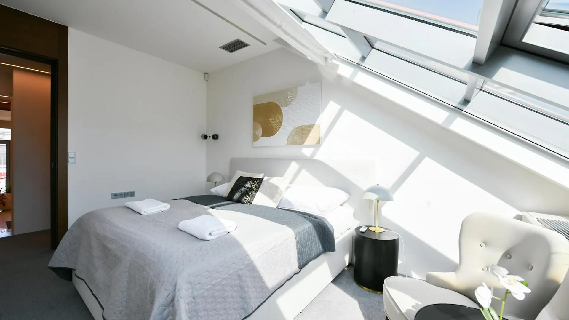 Presidential Penthouse, 303M2, Jacuzzi On Terrace, Sauna, 6Bdrm, 4Bthrm, Ac, Lift Praag Tsjechië