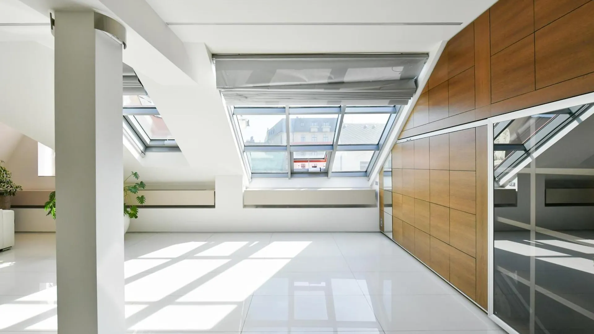 Presidential Penthouse, 303M2, Jacuzzi On Terrace, Sauna, 6Bdrm, 4Bthrm, Ac, Lift Praag Appartement